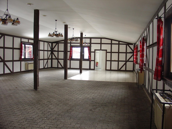 Halle mit Tanzfläche Halle mit Tanzfläche